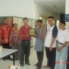Ahli Majlis En. Oon Neow Aun menyempaikan cenderamata kepada wakil Asia Community Service Pulau Betong sempena lawatan pada 2-3-2009